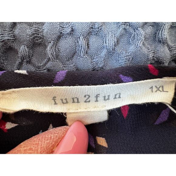 Fun2Fun Sheer 3/4 Sleeve Confetti Print Split Neck Blouse Stitchfix Size 1XL - Picture 3 of 9